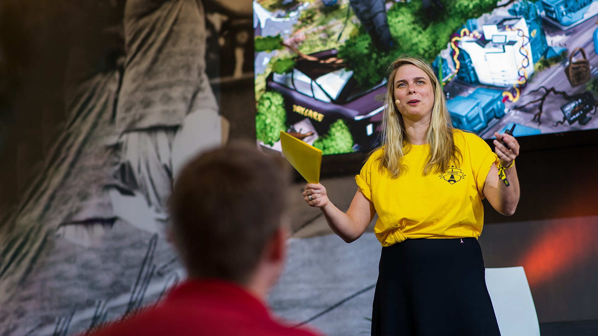hero2-marktwaarde-developer-team-rockstars-it Simone van Erp on stage tijdens Women in Tech event